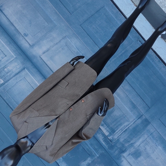 Bonelli Men's (3) Button Lux Blazer. - Picture 16 of 17